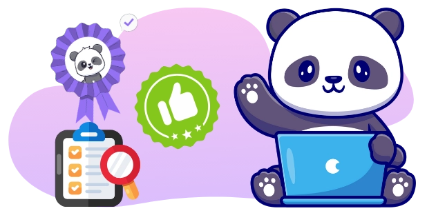 Ein Cartoon-Panda benutzt einen Laptop, umgeben von Symbolen für positives Feedback, wie einem Daumen-hoch, einer Medaille mit einem Panda-Bild und einer