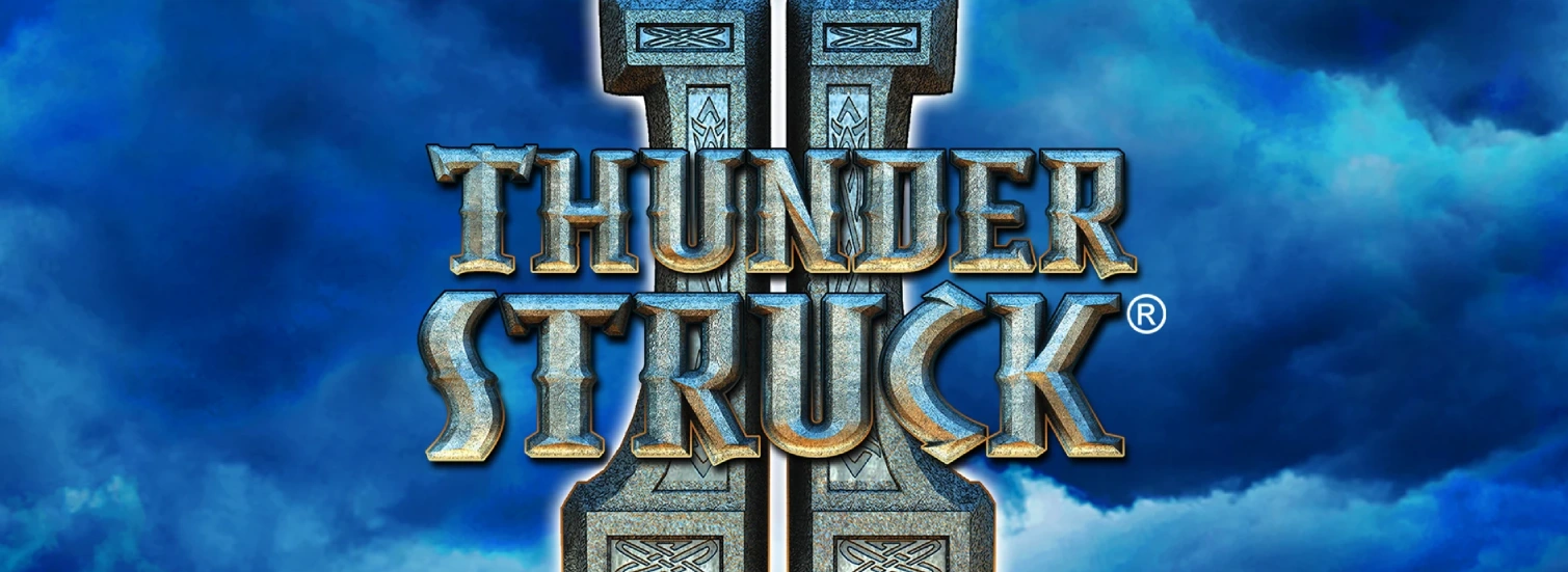 Logo von Thunderstruck II in metallischem Stil, vor einem dramatischen Hintergrund aus dunklen, stürmischen Wolken.