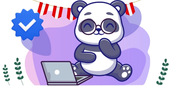 Lächelnder Panda mit Brille, der vor einem Laptop sitzt, neben einem blauen Abzeichen mit Haken. Im Hintergrund rot-weiß gestreifte Flaggen und lila Hintergrund mit kleinen Pflanzen im Vordergrund.