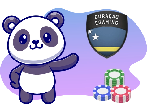 Niedlicher Panda, der auf ein Schild mit dem Schriftzug 'Curaçao eGaming' zeigt, daneben mehrere Pokerchips vor einem lila-blauen Hintergrund.