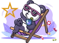 Ein Panda mit Sonnenbrille liegt entspannt auf einem Liegestuhl. Er trinkt aus einem Glas und neben ihm liegen ein paar Spielchips.