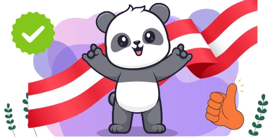 Fröhlicher Panda mit erhobenen Armen vor einer wehenden österreichischen Flagge, grünem Haken-Symbol und einer Daumen-hoch-Geste. Lila Hintergrund mit kleinen Pflanzen im Vordergrund.