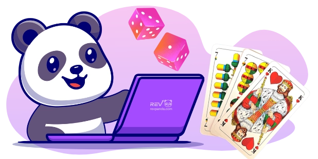 Ein Cartoon-Panda lächelt, während er einen Laptop benutzt. Spielkarten und Würfel schweben herum, was auf ein Online-Kartenspiel hinweist.