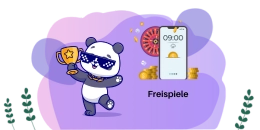 Ein cooler Panda mit Sonnenbrille hält einen Pokal und tanzt neben einem Smartphone mit einem Slot-Symbol. Der Text "Freispiele" ist sichtbar.